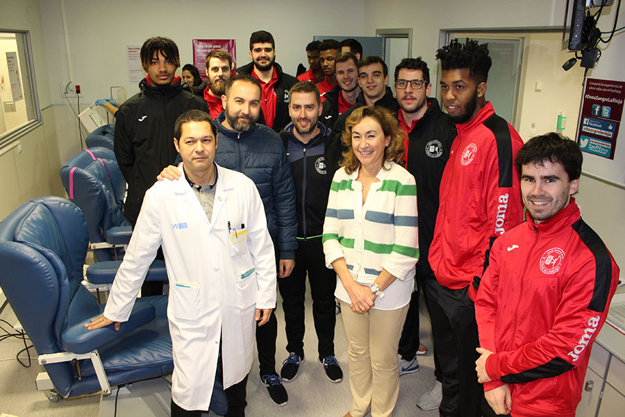 El Banco de Sangre y el Club Balonmano Ciudad de Logroño animan a donar sangre en Navidad, periodo en el que se necesitarán más de 900 transfusiones